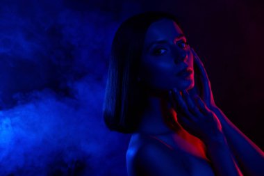 Çekici kızın fotoğrafı, kameraya bak. Yüzüne dokun. Kusursuz cilt mükemmelliği..