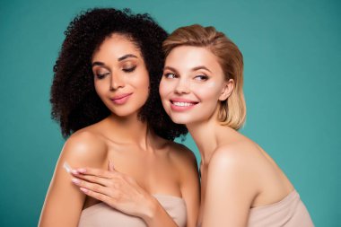 Çekici kızların dokunuşlarını gösteren fotoğraf cilt jölesi izole edilmiş siyanür arkaplanı.