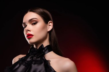 Bayanın fotoğrafı. Kameraya bak. Göz kamaştırıcı bir makyaj malzemesi..