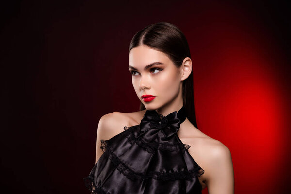 Фото леди носить стильный ретро вечернее платье взгляд копипространство изолированы красный яркий цвет фона.