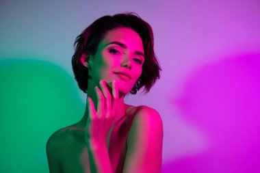 Çekici kız dokunuşunun fotoğrafı parmaklar flört hassasiyetinden zevk alır izole edilmiş çok renkli arkaplan.