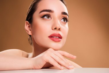 Çekici kız dokunmatik masanın fotoğrafı boş alan izole edilmiş pastel renk arkaplanına bak.