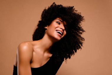 Heyecanlı kadın kıyafeti giymiş, hava üfleyen boş alan izole edilmiş bej arka plan..