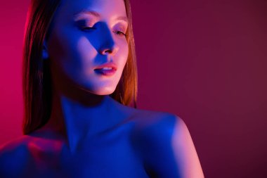 Göz kamaştırıcı bir bayan kızın fotoğrafı cezbedici, izole, neon renkli bir arka plan..