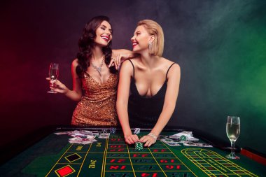 Milyoner zarif kadınların fotoğrafı. Noel 'de Vegas Kumarhanesi' nde iyi eğlenceler. Şanslı ikramiye..