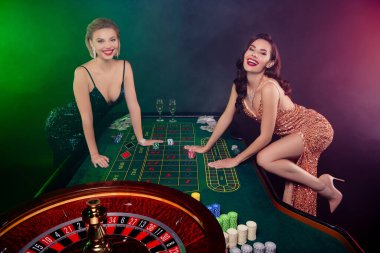 Las Vegas Kumarhanesi 'nde muhteşem bir bekârlığa veda eğlencesinin fotoğrafı Black Jack için poker blöfü yapıyor..