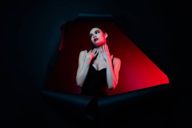 Yırtık delikte bir kadının fotoğrafı. Boynuna dokun. Nazik tenine. Tutkuyu hisset..