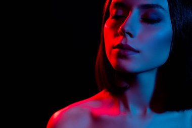 Güzel bir kızın yakın plan fotoğrafını çek. Gözlerin kapalı olsun. Hassasiyet hisset..