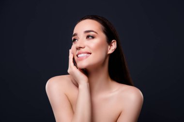 Mutlu kadın dokunun parmaklarının fotoğrafı profil kenarına bak boş alan izole koyu renk arkaplan.