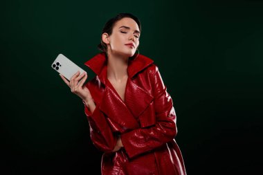 Zarif bir bayanın fotoğrafı. Zengin moda ceketi giyin. Hücre eşyası, izole edilmiş koyu renk arka plan..