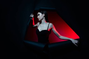 Kadının gece elbisesi giydiği fotoğraf. Koyu arkaplanı kır. Boş alan arkaplanı gibi görün..