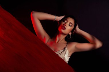 Koreli genç bir bayanın fotoğrafı. Başa dokun. Seksi poz ver..