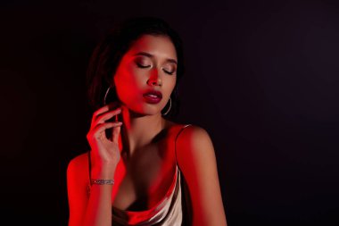 Baştan çıkarıcı seksi kadının fotoğrafı şık elbiseler giy aksesuarlara takıl boş alan izole edilmiş siyah arkaplan.