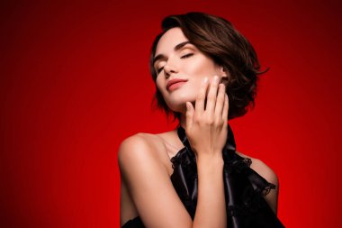 Göz kamaştırıcı, zarif bir tatil modelinin fotoğrafı. Kırmızı arkaplanda boş bir hafta etkinliği..