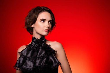 Muhteşem kadın modelin portresi Hollywood yıldızı koyu kırmızı arka planda mağazayı tanıtıyor..