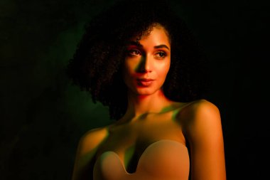 Parlak, baştan çıkarıcı kadın, çıplak omuzlar, vücudu sevme pozitiflik boş alan izole beton yeşil duvar..