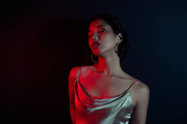 Seksi giyinmiş hayalperest bir kadının fotoğrafı. Doğum gününü kutluyoruz. Boş alan, izole edilmiş siyah arkaplan..