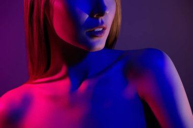 Çekici bir kızın kesilmiş fotoğrafı çok renkli arka planda tutkulu bir görünüm veriyor..