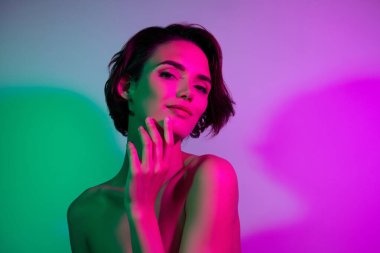 Çekici kız dokunuşunun fotoğrafı parmaklar flört hassasiyetinden zevk alır izole edilmiş çok renkli arkaplan.