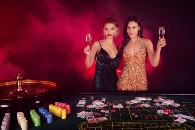 Muhteşem şık insanların fotoğrafı. Kız oyuncular yeni yılı kutluyor. Poker kulübünde X-mas..