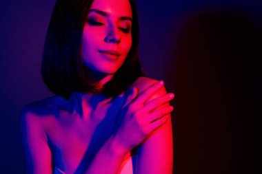 Güzel bir kızın fotoğrafı. Omzuna dokun. Yumuşak tenini hisset..