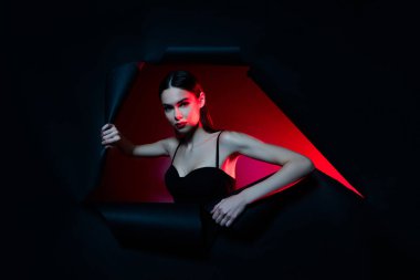 Yırtık kağıt duvardaki kadının fotoğrafı. Kameradaki koyu neon rengi arka plana bak..