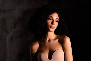 Baştan çıkarıcı hayalperest kadının çıplak omuzlarının fotoğrafı. Kendini kabullenme zevki. Boş alan izole edilmiş beton renkli duvar..