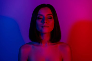 Esmer saçlı kızın fotoğrafı. Gözleri kapalı. Hassasiyet, çok renkli arka plan..