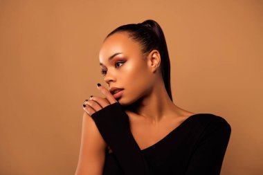 Bej rengi arka planda izole edilmiş seksi kadın striptizci pozu..