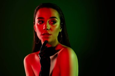 Göz kamaştırıcı çekici lateks eldiven fotoğrafı boş uzay rüyası renkli neon ışıklı arka plan.