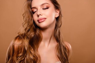 Bej renkli arka planda izole edilmiş, rüya gibi, sevimli, tapılası, çıplak omuzların fotoğrafı..