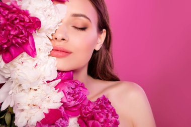 Kusursuz cilt boşluğu için şakayık özü içeren aromaterapi organik prosedürü uygulayan ideal kadının fotoğrafı..