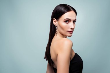 Göz kamaştırıcı bayan kız arkadaş fotoğrafı. Pahalı elbiseler giyin. Aksesuarlar, gri arka plan..