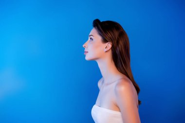 Elbiseli romantik kadının yan profil fotoğrafı mavi arka planda izole edilmiş lüks parti daveti gibi görünüyor..