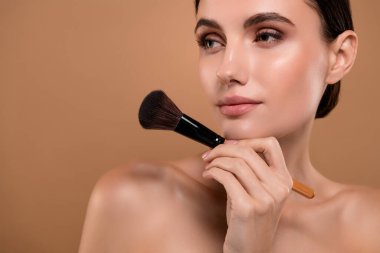 Çekici, tapılası bayan reklam ürünleri kozmetik ürünlerinin yakın plan fotoğrafı. Pastel renkli arka planda izole edilmiş boş alan..