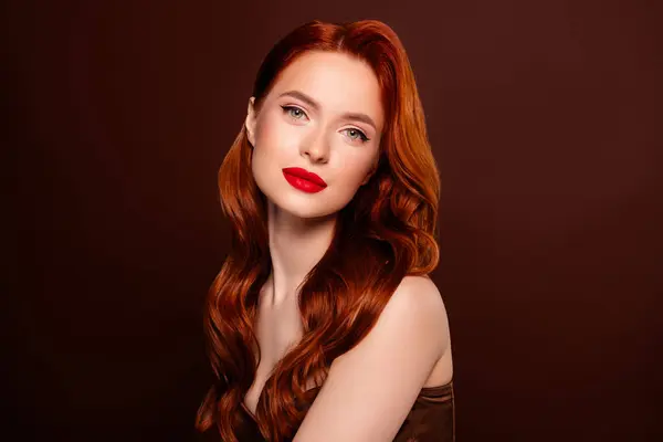 Çekici, çekici, baştan çıkarıcı kadın gece kulübü partisinin fotoğrafı kahverengi arka planda izole edilmiş..