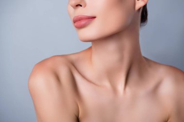 Göz kamaştırıcı bir kadının yakın plan fotoğrafı. Gri arka planda izole edilmiş güzellik, anti-yaş terapisi..