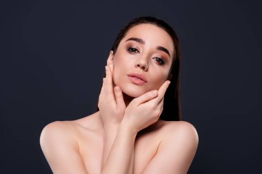 Göz kamaştırıcı şık moda modelleri koyu gri arka planda izole güzellik ürünü reklamları yapıyor..