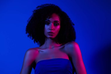 Mavi bluz giyen bayan portresi izole edilmiş neon renkli arka plan.