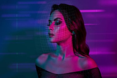 Zarif bayan Dace 'in yaratıcı kolaj resmi. Kimlik taraması. Diskotek parlak neon aydınlatma..