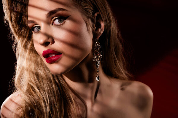 Фотопортрет милой девушки наслаждаться красивым телом повязки на глаза светлые голые плечи изолированы черный цвет фона.