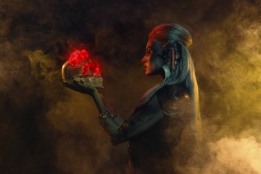 Tehlikeli Viking şamanların soyut gerçeküstü karanlık kolajı. Kafatasını, sisli arka planda kırmızı bir ateşle tut..