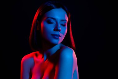 Güzel bir kızın, kapalı gözlerinin fotoğrafı. Şefkat hisset. Profil kenarına bak..