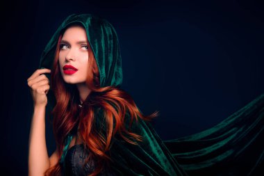 Göz kamaştırıcı kız fotoğrafı. Kötü cadı boş uzay. Yeşil kapüşonlu pelerin giy..