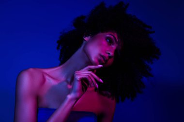 Çekici bir kızın fotoğrafı. Kafasını uçuran kadın. Profil profiline bak..