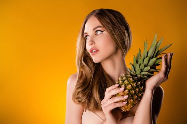 Güzel, genç bir bayanın fotoğrafı. Ürün reklamı. Boş alan. Canlı sarı arka planda izole edilmiş..