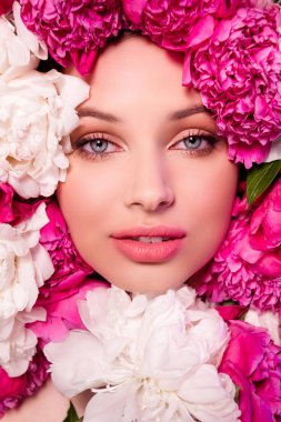 Kusursuz ve pürüzsüz cilt için organik aromalı güzellik ürünü uygulayan çarpıcı kadının fotoğrafı..