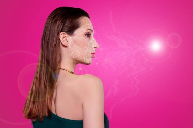 Yaratıcı dijital modern bayan kolajı profil kenarına bak boş alan pembe arka planı hologram projeksiyonuna sahip.