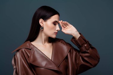 Gri arka planda izole edilmiş muhteşem kendine güvenen ünlülerin reklam giysileri yağmurluk koleksiyonu..