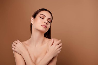 Hayalperest kadının fotoğrafı. Hiçbir şey giyme. Kendini kucakla..